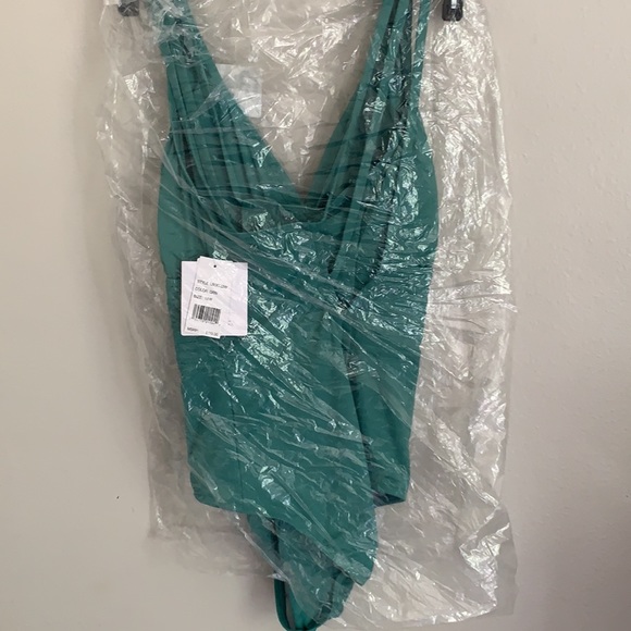 NWT La Blanca island goddess multi strap swimsuit - Picture 4 of 5